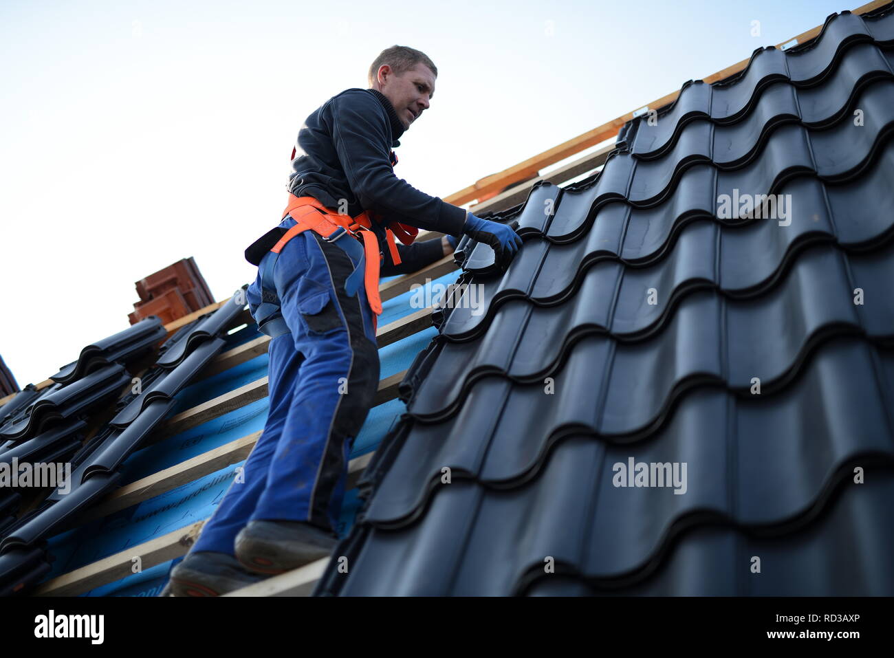 Handwerker Dach High Resolution Stock Photography and Images - Alamy