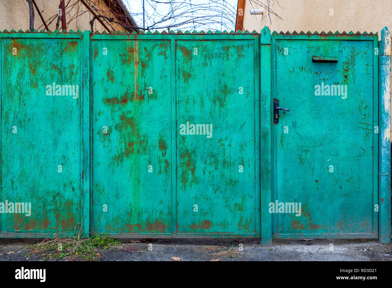 Close up of an old green fence and door Stock Photo - Alamy