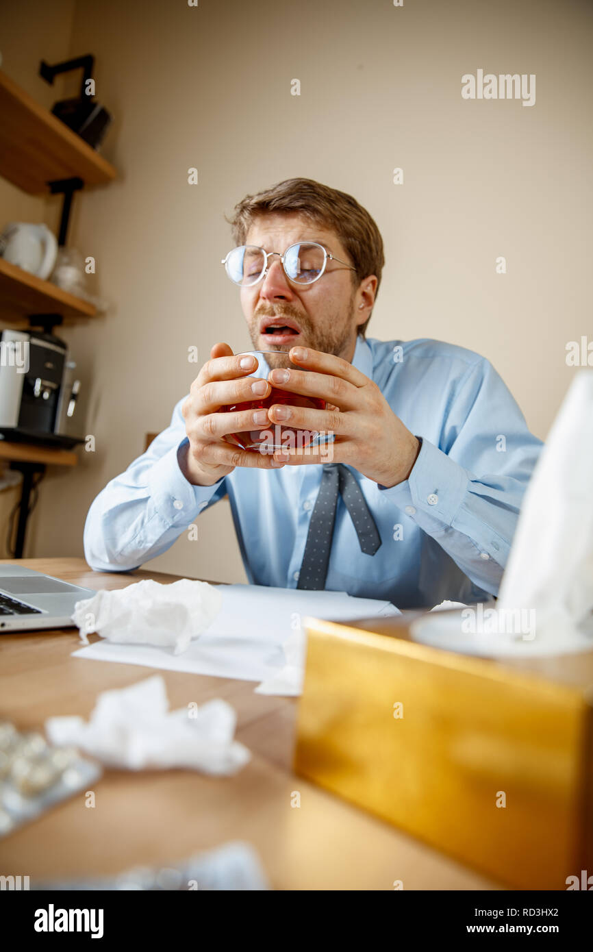 В которой больной работал. Пациент лежит. Работник болеет. В которой больной работал. Интернет в больнице.