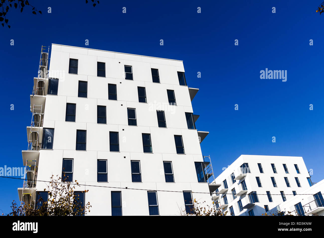 Modern white apartment building hi-res stock photography and images - Alamy