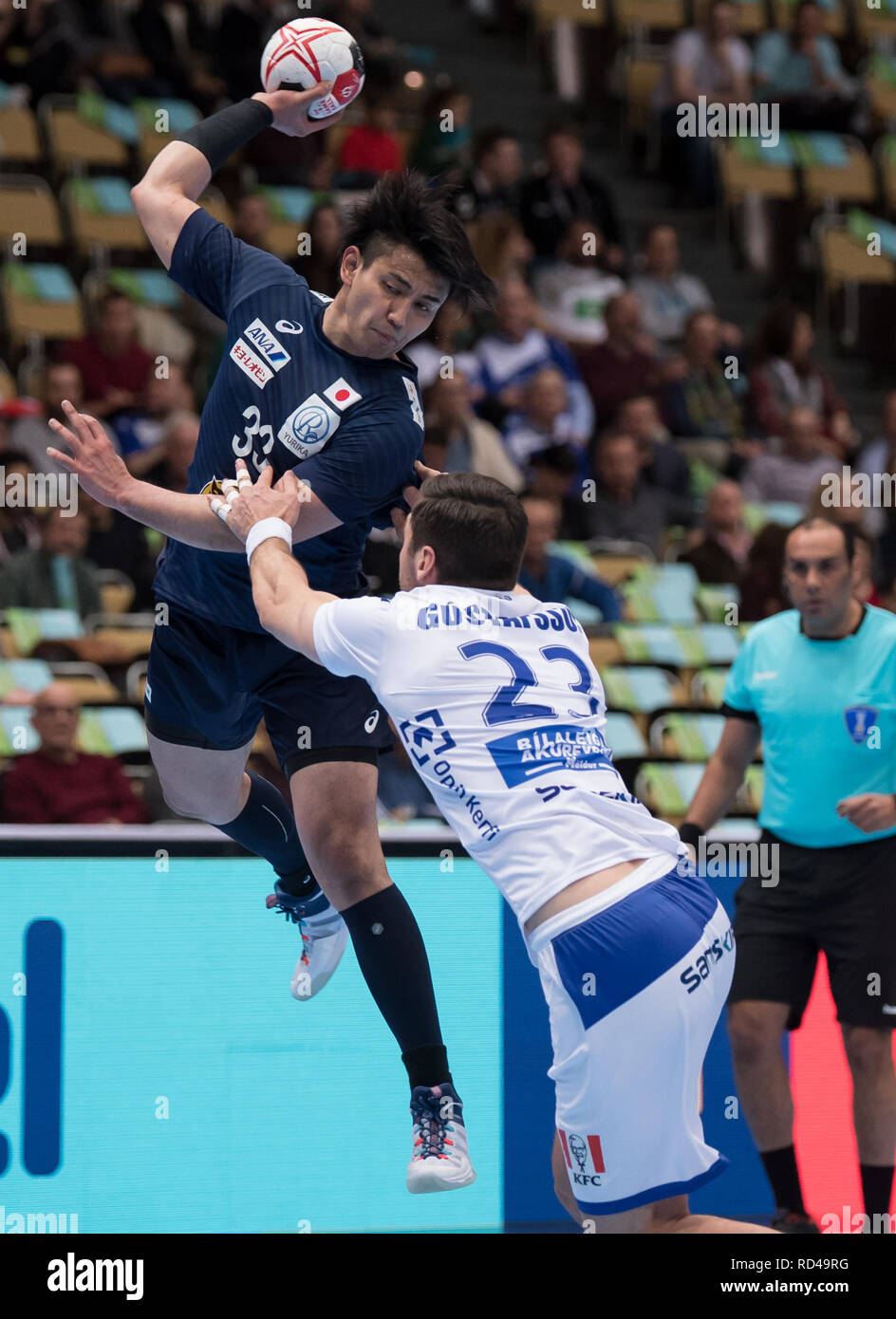 16 January 2019, Bavaria, München: Handball: World Cup, Japan - Iceland, preliminary round, Group B, 4th matchday in the Olympic Hall. Yuto Agarie (l) of Japan in action against Olafur Gustafsson of Iceland. Photo: Sven Hoppe/dpa Stock Photo