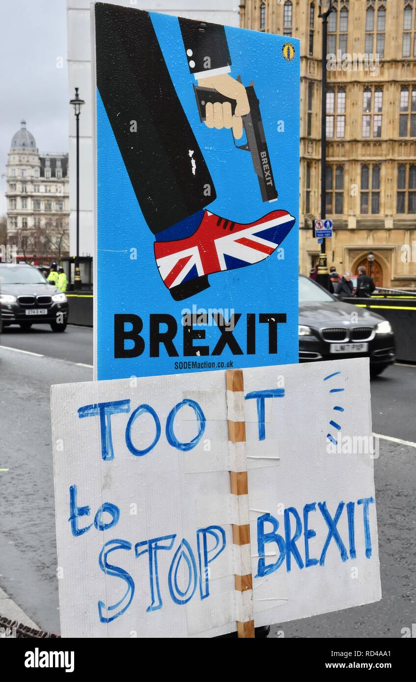 Placards.On the day that the house debated a Labour no-confidence motion in Theresa May following yesterday's Brexit deal defeat.Houses of Parliament,Westminster,London.UK Stock Photo