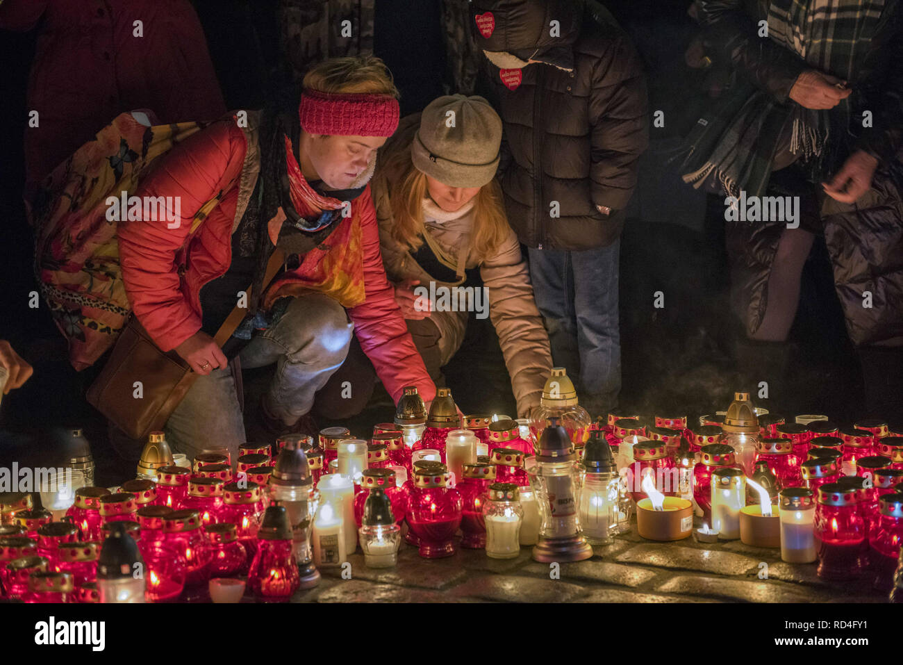 Warsaw, Mazowieckie, Poland. 16th Jan, 2019. People seen lighting candles to pay respect for the late Gdansk mayor Pawe? Adamowicz. A glowing heart of candles on the Castle Square was created by citizens of Warsaw on Wednesday evening. Once again, they paid tribute to Pawe? Adamowicz, the murdered Mayor of the city of Gda?sk. Credit: Attila Husejnow/SOPA Images/ZUMA Wire/Alamy Live News Stock Photo