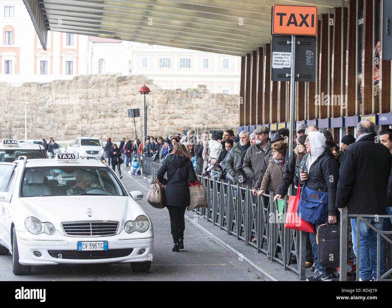 Mezzi pubblici hi-res stock photography and images - Alamy