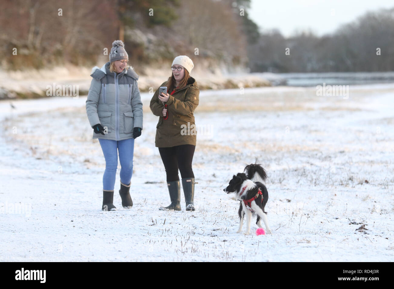 Inverness, Scotland, UK. 17 January 2019: Snow in Inverness. This pic: Dog walkers at the Caledonian Canal. Picture: Andrew Smith Credit: Andrew Smith/Alamy Live News Stock Photo