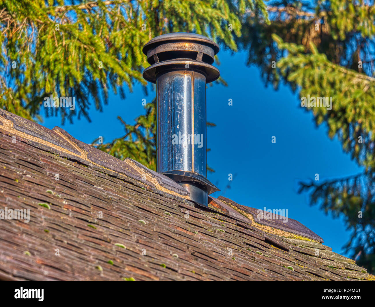 Wirksworth, UK. 17th Jan, 2019. UK Weather: An old log-burning stove warming a farm house on a cold January day, maybe under-threat from Michael Gove's Clean Air Strategy, Wirksworth, Derbyshire Dales Credit: Doug Blane/Alamy Live News Stock Photo