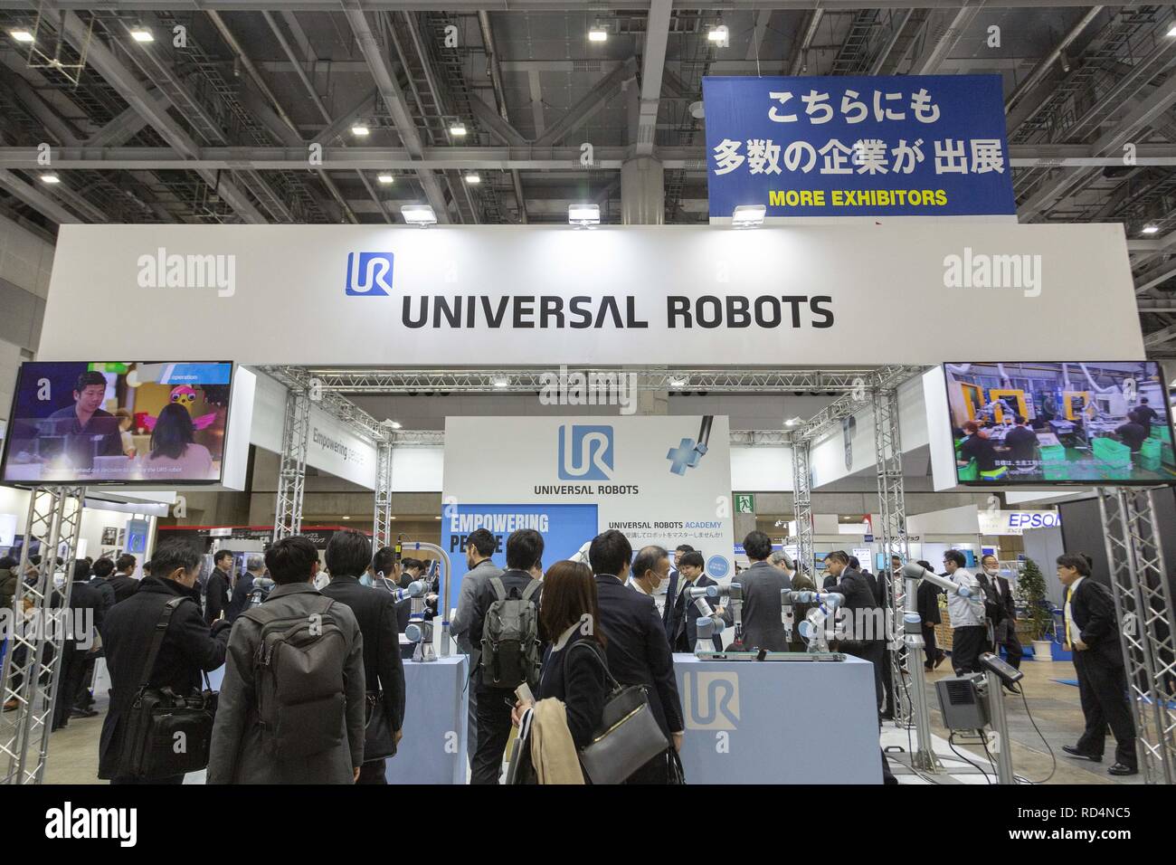 Tokyo, Japan. 17th Jan, 2019. Visitors gather during the RoboDEX at