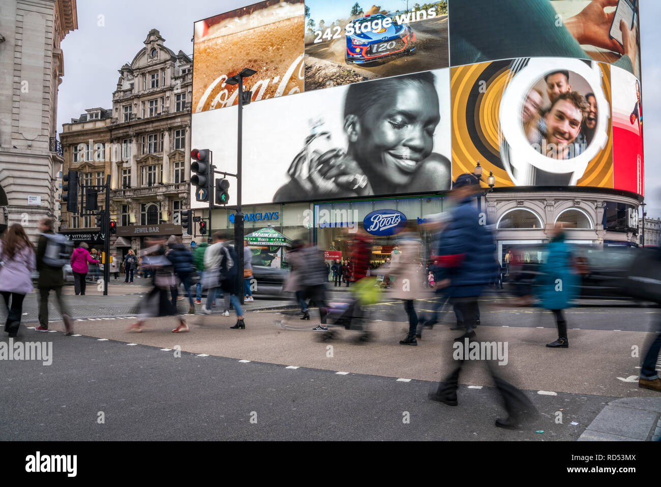 Fussgänger am Piccadilly Circus, London, Vereinigtes Königreich Großbritannien, Europa |  pedestrian crossing, Piccadilly Circus, London, United Kingd Stock Photo