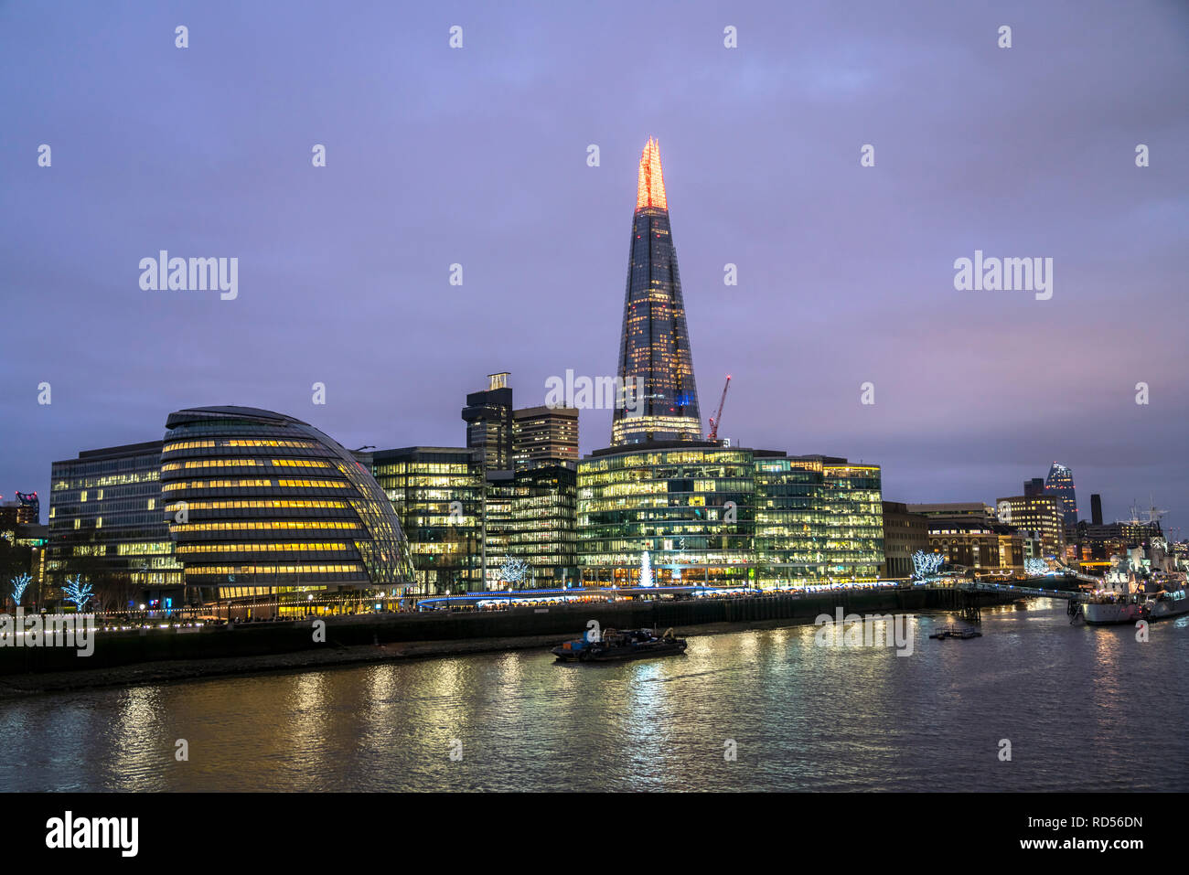 Die Cityhall und der Shard in der Abenddämmerung, London, Vereinigtes Königreich Großbritannien, Europa |  Cityhall and Shard at dusk, London, Great B Stock Photo