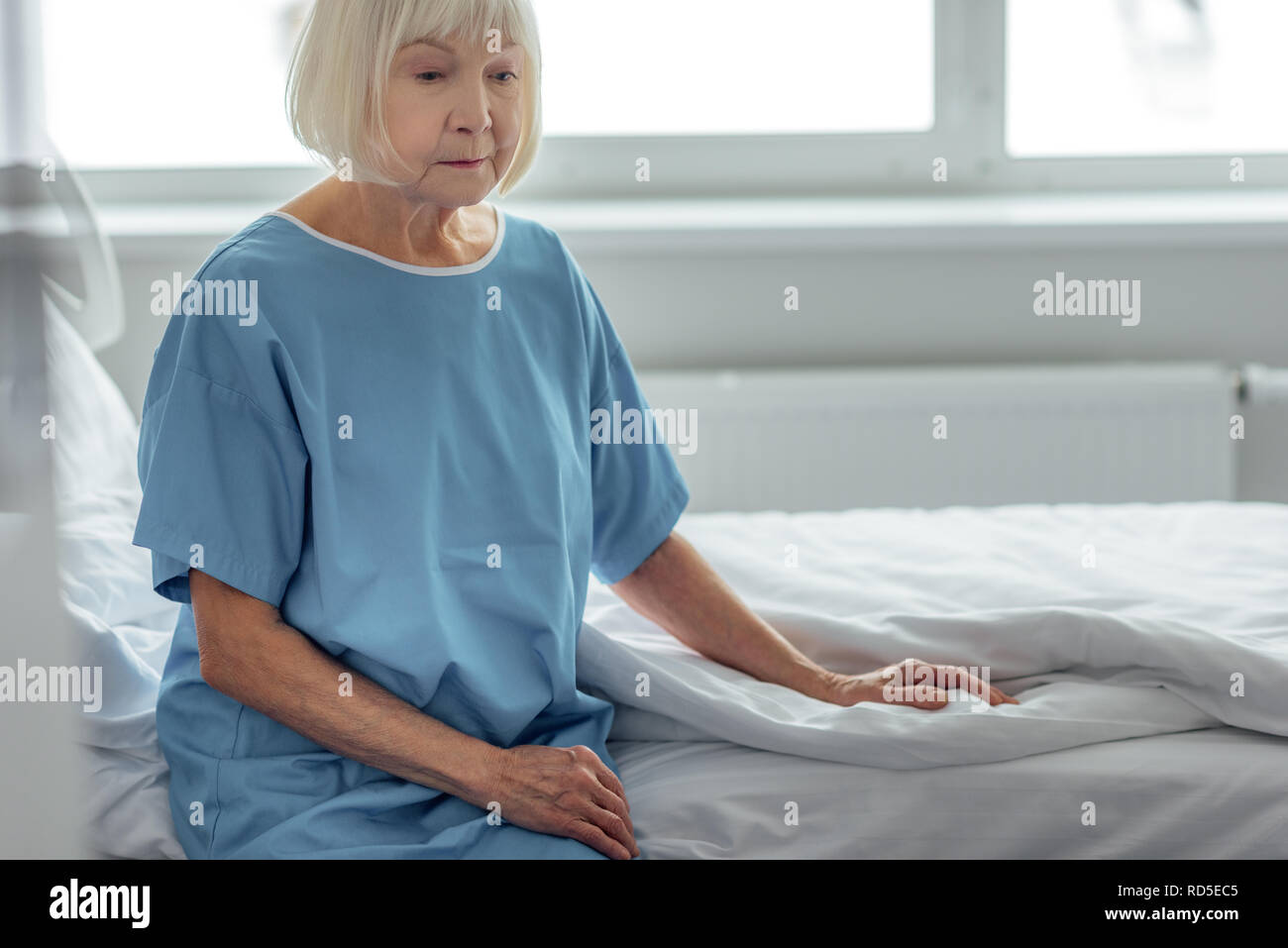 Lonely senior woman in hospital hi-res stock photography and images - Alamy