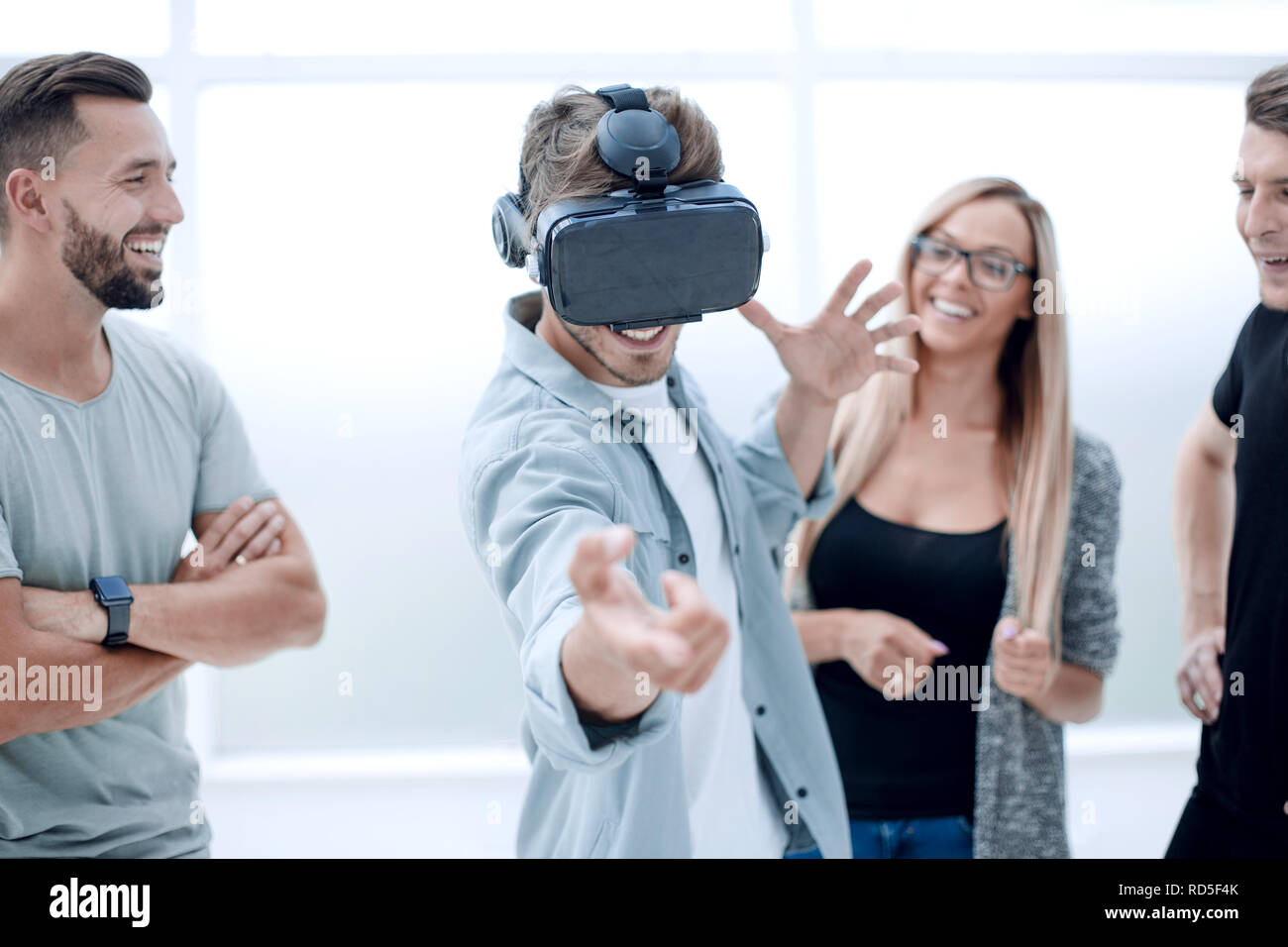 Playing magic .Virtual reality in the lab Stock Photo Alamy