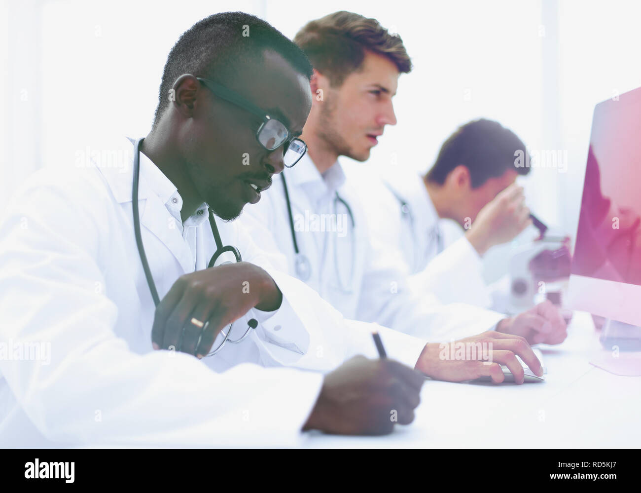 Team doctors sitting laboratory hi-res stock photography and images - Alamy