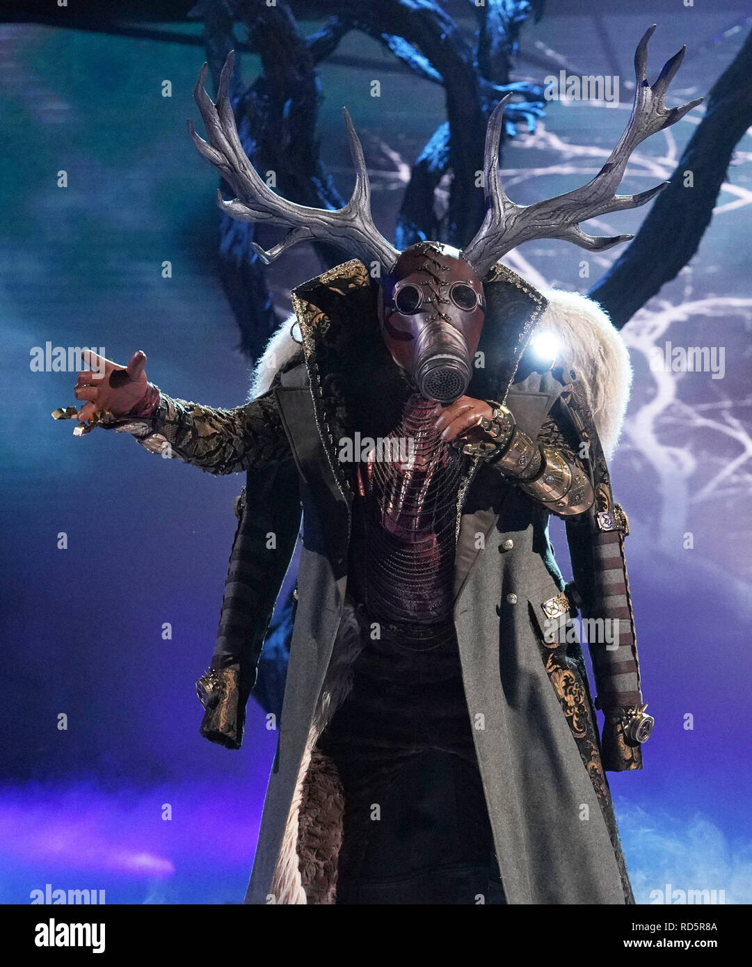 THE MASKED SINGER, Deer, 'Mask On Face Off', (Season 1, ep. 101, aired Jan. 2, 2019). photo: Michael Becker / ©Fox / Courtesy: Everett Collection Stock Photo