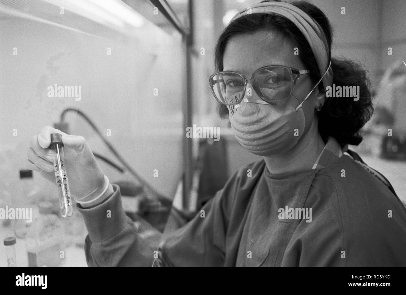 Pasteur Institute Institut Pasteur, Paris France 1980s. Dr Marie-Thérèse Nugeyre a member of Professor Montagniers team identifying the AIDS virus and finding a cure for HIV AIDS  Looking for the AIDS virus. Circa 1985 HOMER SYKES Stock Photo