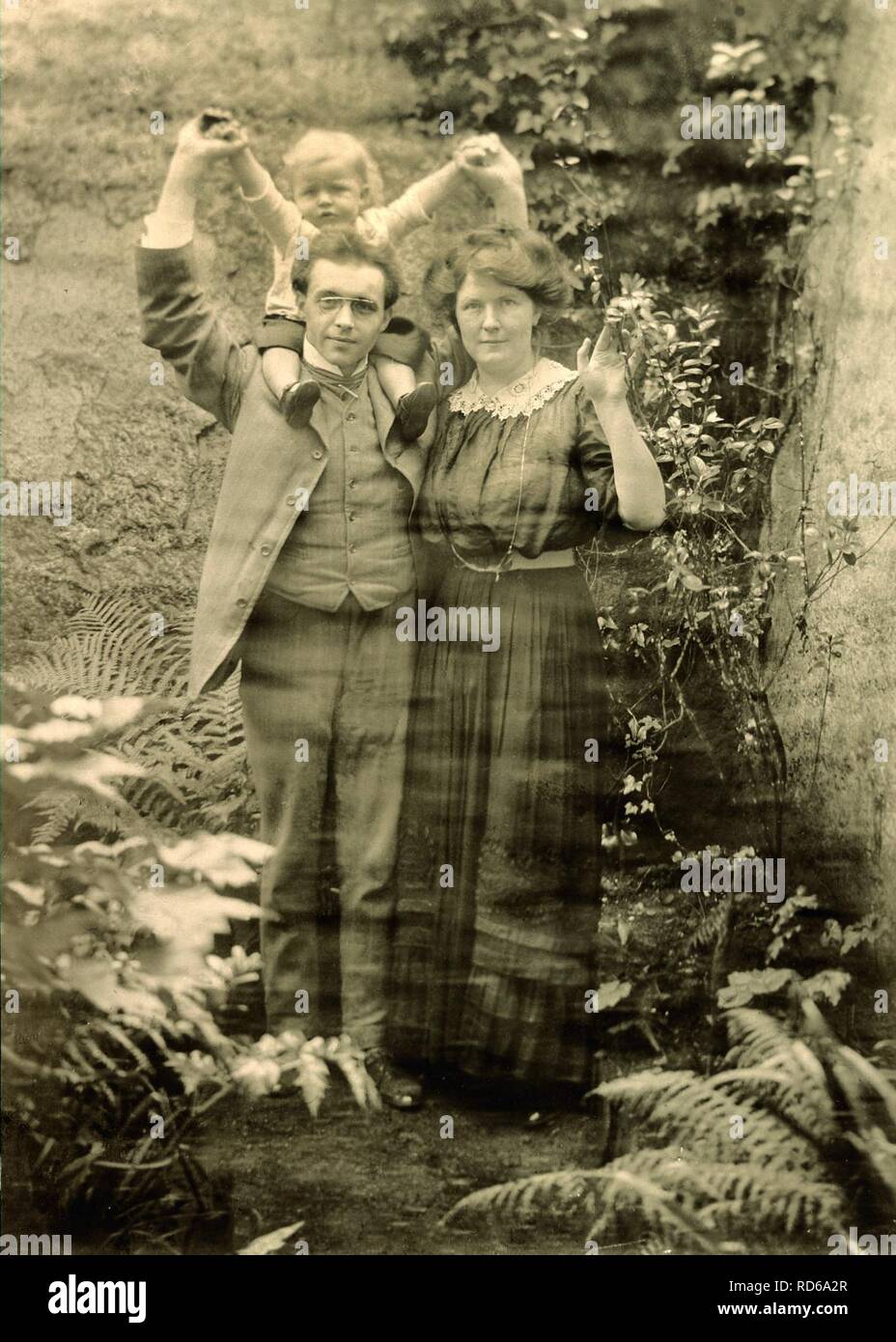 Aloys and Tilly Fleischmann with their son Aloys, Cork 1913 Stock Photo