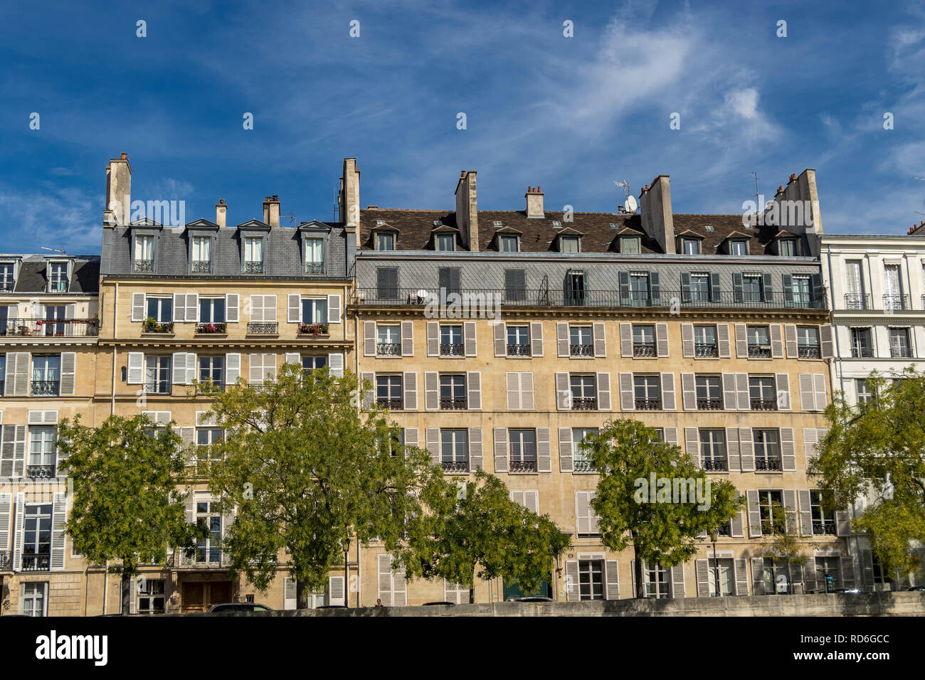 Apartment building along Quai de Béthune, Île SaintLouis, overlook The
