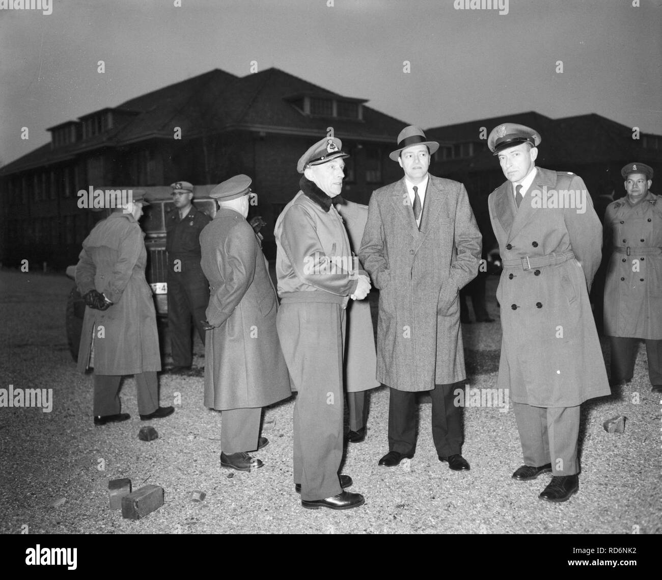 Amerikaanse ambassadeur Philip Young met officieren, Bestanddeelnr 909-1128. Stock Photo