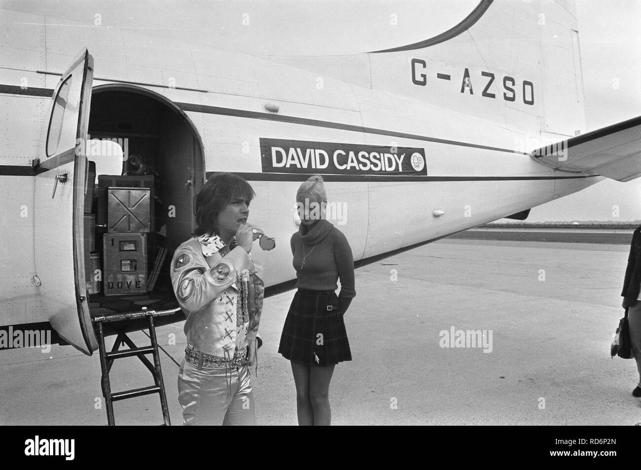 Amerikaanse pop en TV-ster David Cassidy op Schiphol met eigen vliegtuig - NA - 925-8634. Stock Photo