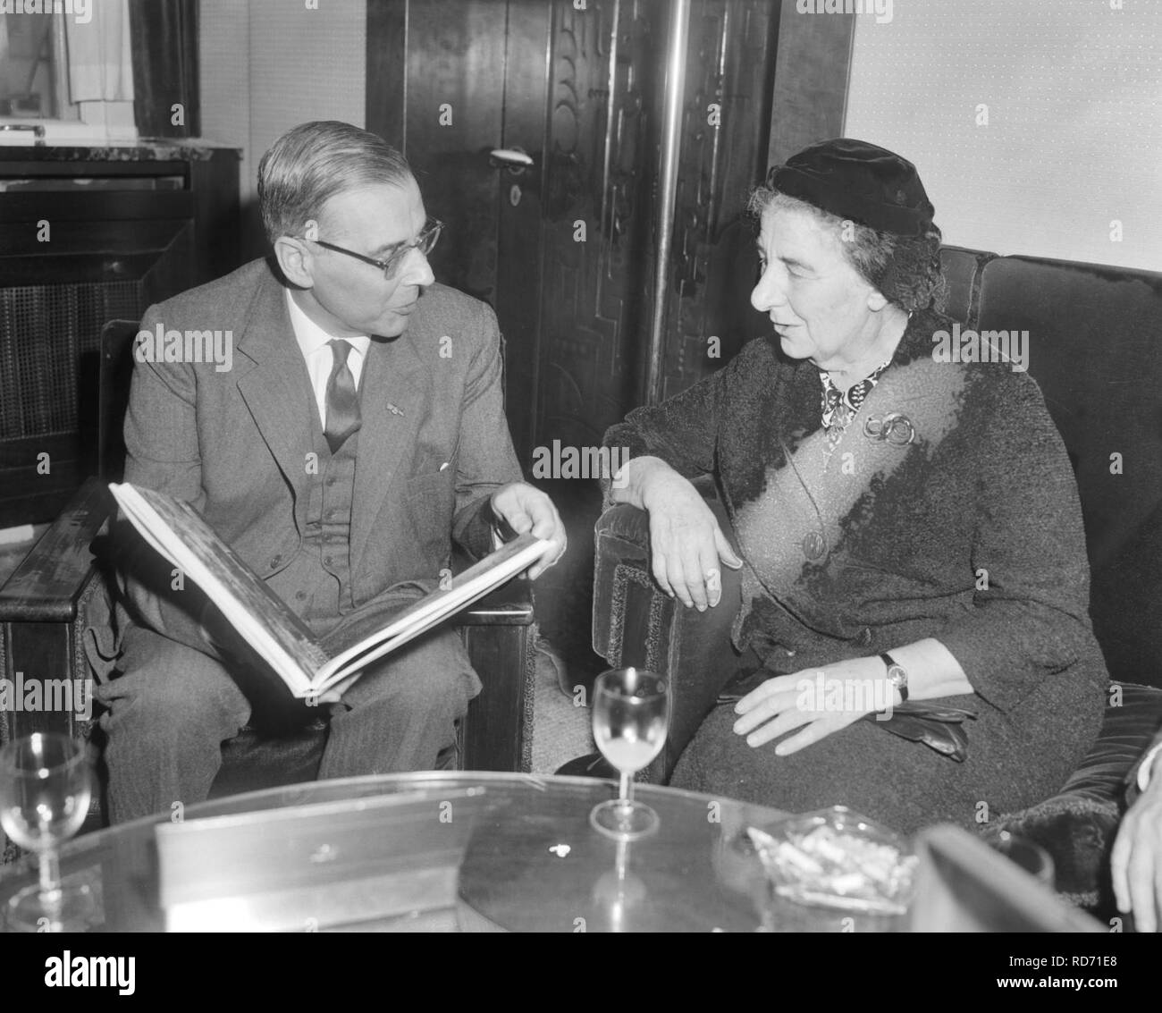Amsterdam. Minister van Buitenlandse Zaken van Israel Golda Meir ontvangen op he, Bestanddeelnr 916-1014. Stock Photo