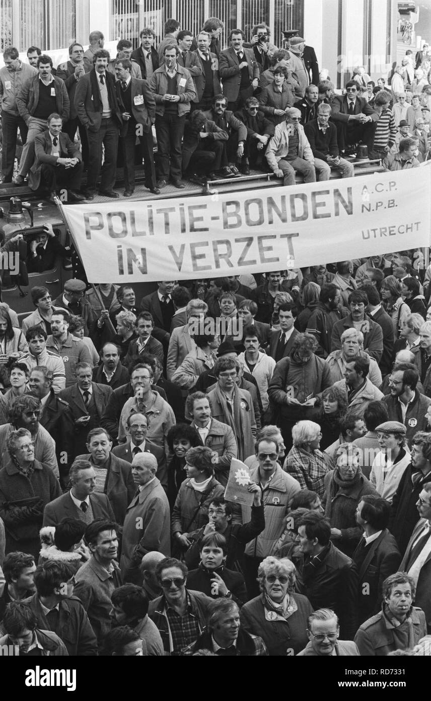 Ambtenaren protesteren bij het politiebureau, Bestanddeelnr 932-7533. Stock Photo