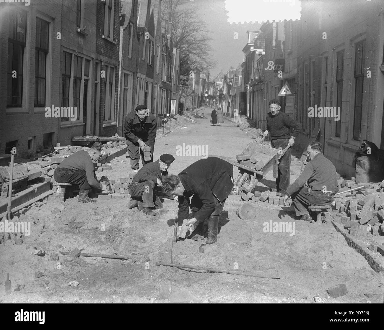 Amsterdamse straatmakers helpen bij het herstellen van de schade van de watersno, Bestanddeelnr 905-6116. Stock Photo