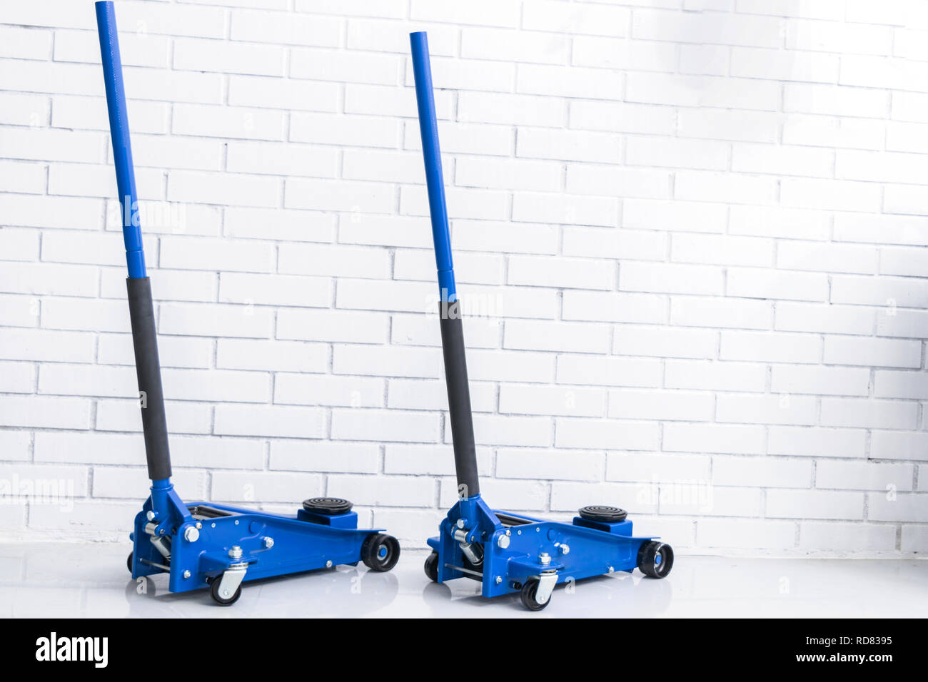 Hydraulic car floor jacks. Car Lift. Blue Hydraulic Floor Jack For car Repairing. Extra safety