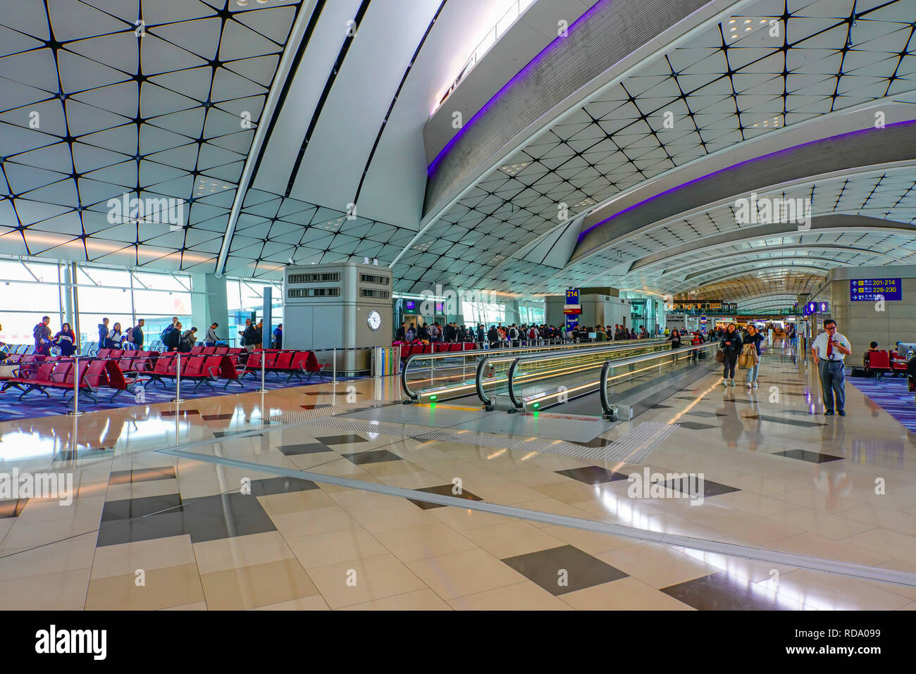 Inside terminal at Hong Kong Airport. China Stock Photo - Alamy