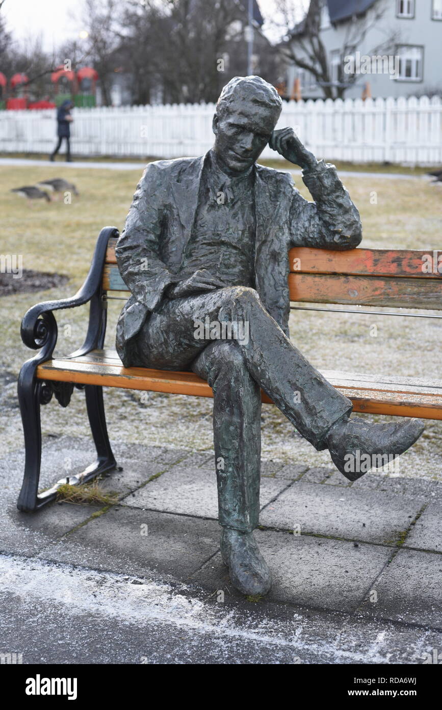 Tómas Guðmundsson (2010) sculpture by artist Halla Gunnarsdóttir. This statue on a wooden bench is locationed on the Westbank of Lake Tjörnin, in cent Stock Photo