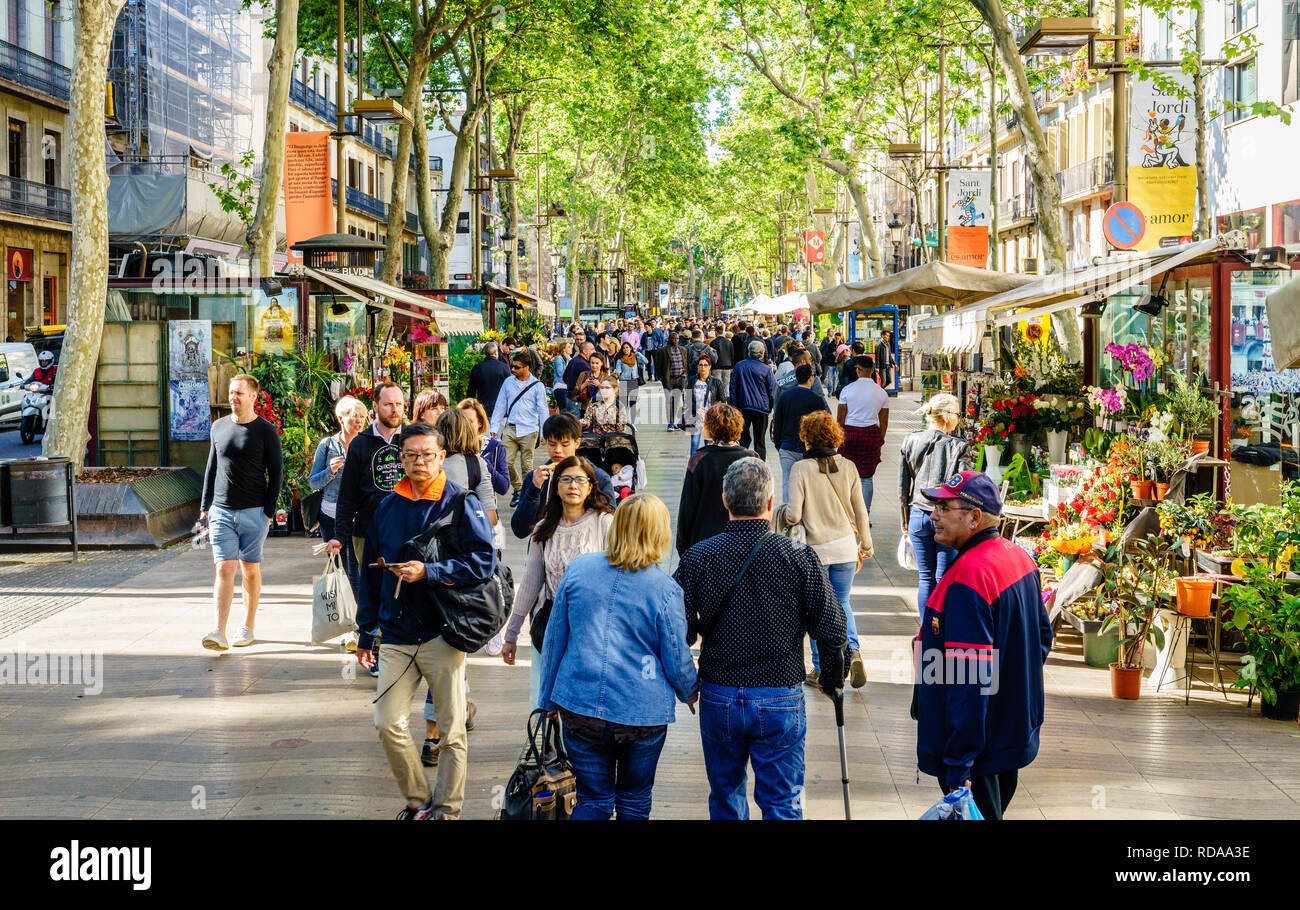 Cestino auto in piena Rambla di Barcelona Spagna Foto stock - Alamy