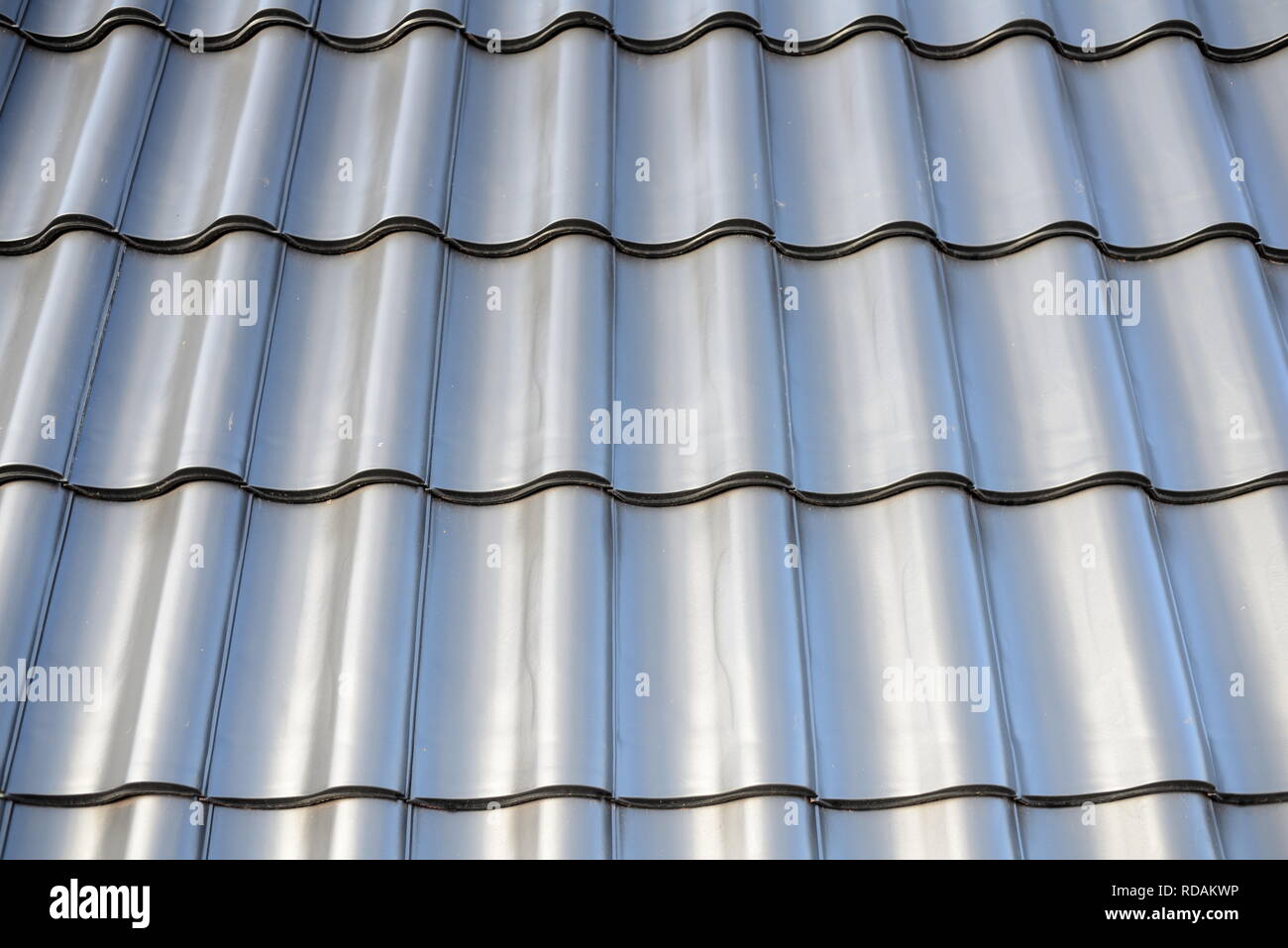 Premium Hintergrund für Dachdecker. Dachziegel auf neuem Dach. Traditionelle Baustelle Herbst Winter Stock Photo