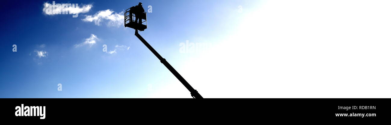 Scheren Hubarbeitsbühne vor freiem Wolken Himmel in Europa als Platzhalter mit Text Freifläche Stock Photo