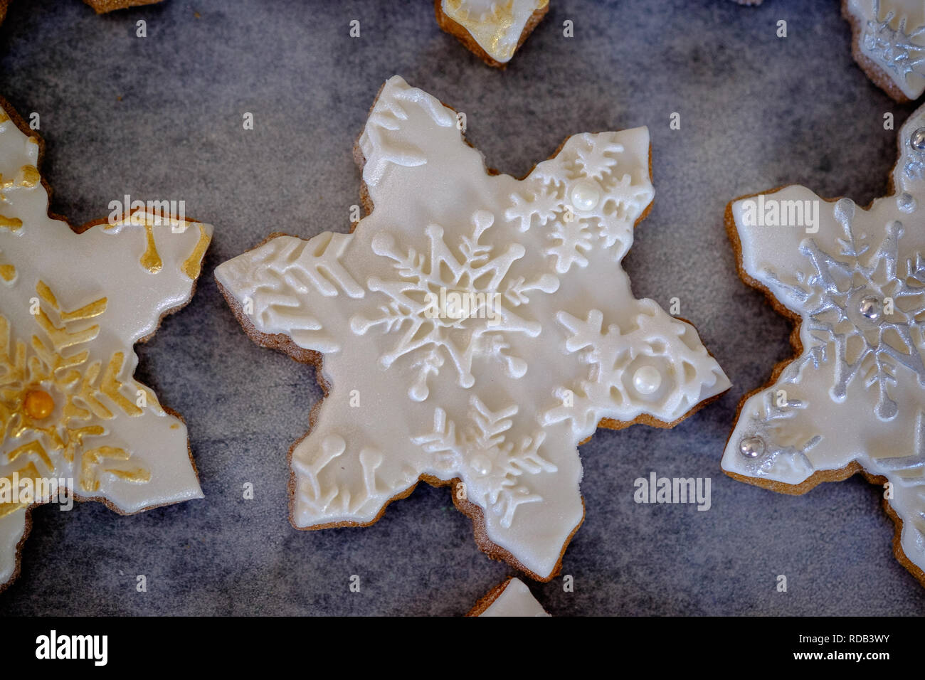 https://c8.alamy.com/comp/RDB3WY/christmas-themed-ginger-bread-snowflake-biscuits-with-decorative-embossed-fondant-icing-RDB3WY.jpg