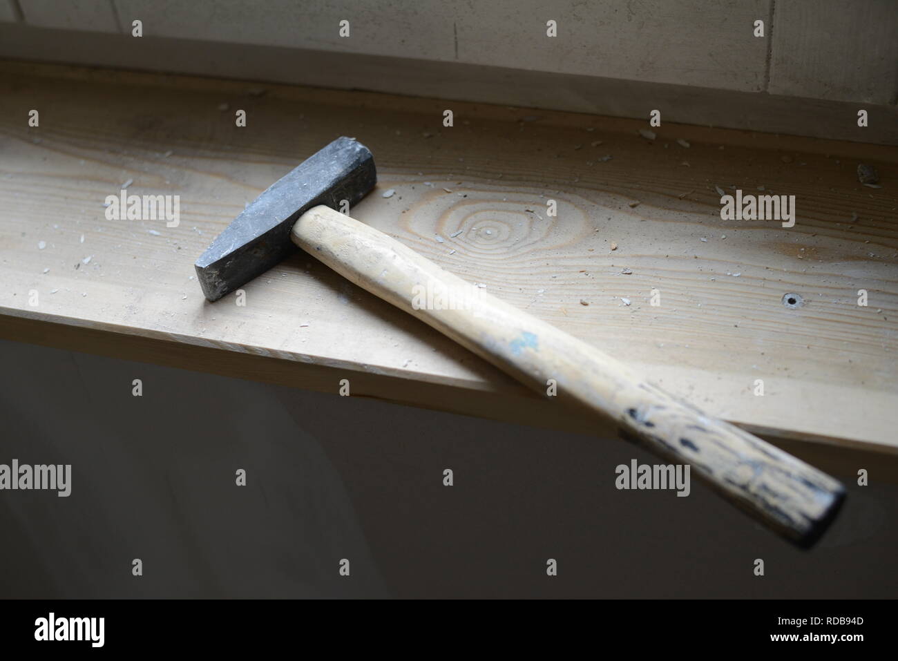 alter Hammer isoliert auf Holzfensterbank, Werkzeug Banner oder Hintergrundbild für Handwerker Stock Photo