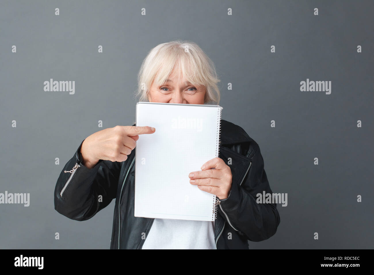 Mature female face model pose hi-res stock photography and images - Alamy