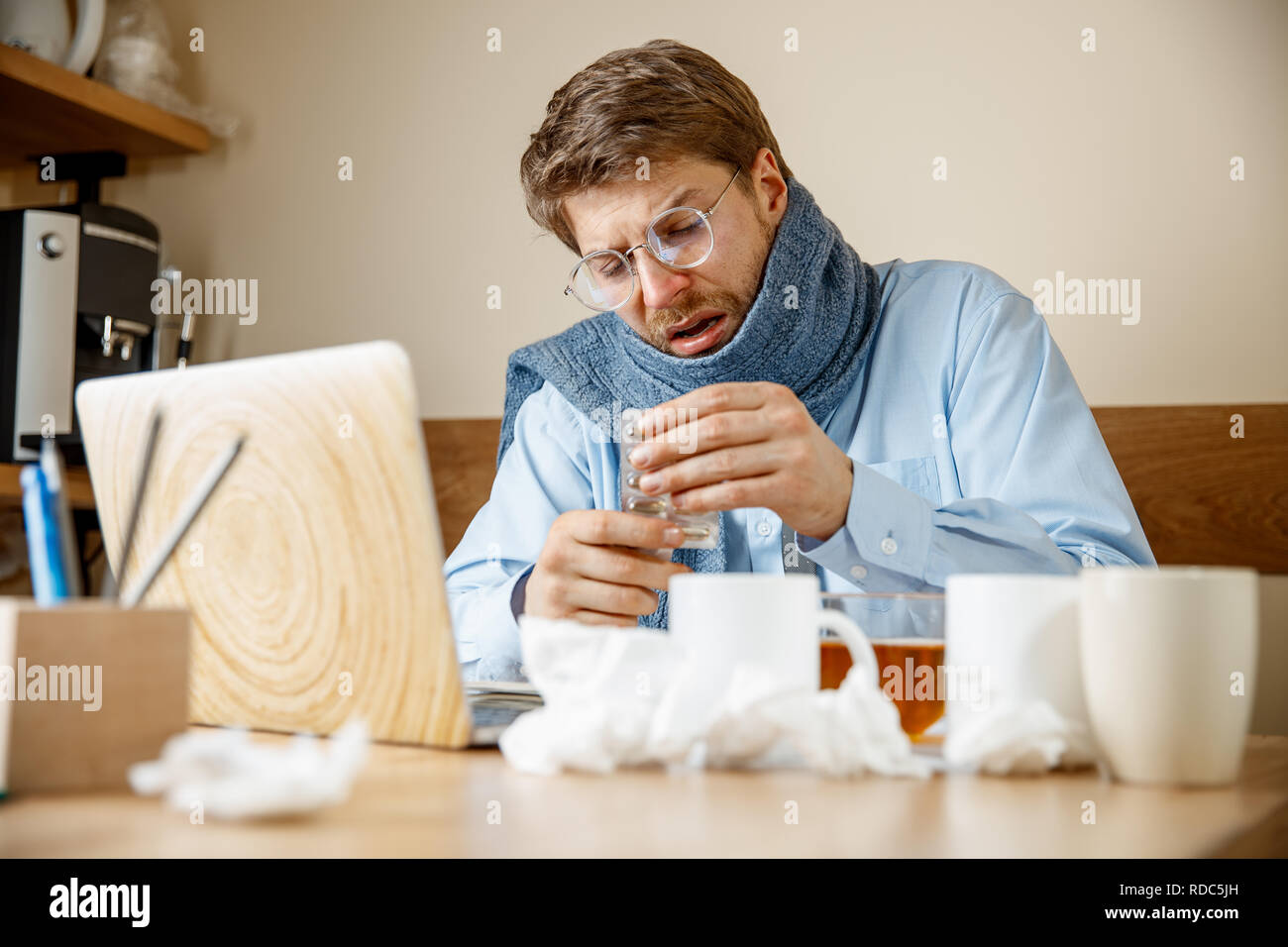 сиделки для пожилых людей. уход за пожилыми. работа для больных людей. медсестра с пожилым человеком. общение медсестры с пациентом.