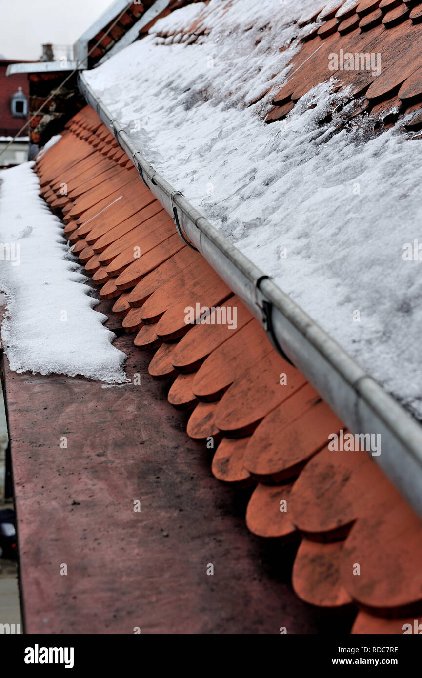 roof, house, gutter, roof tiles, precipitation, snow, danger, ice