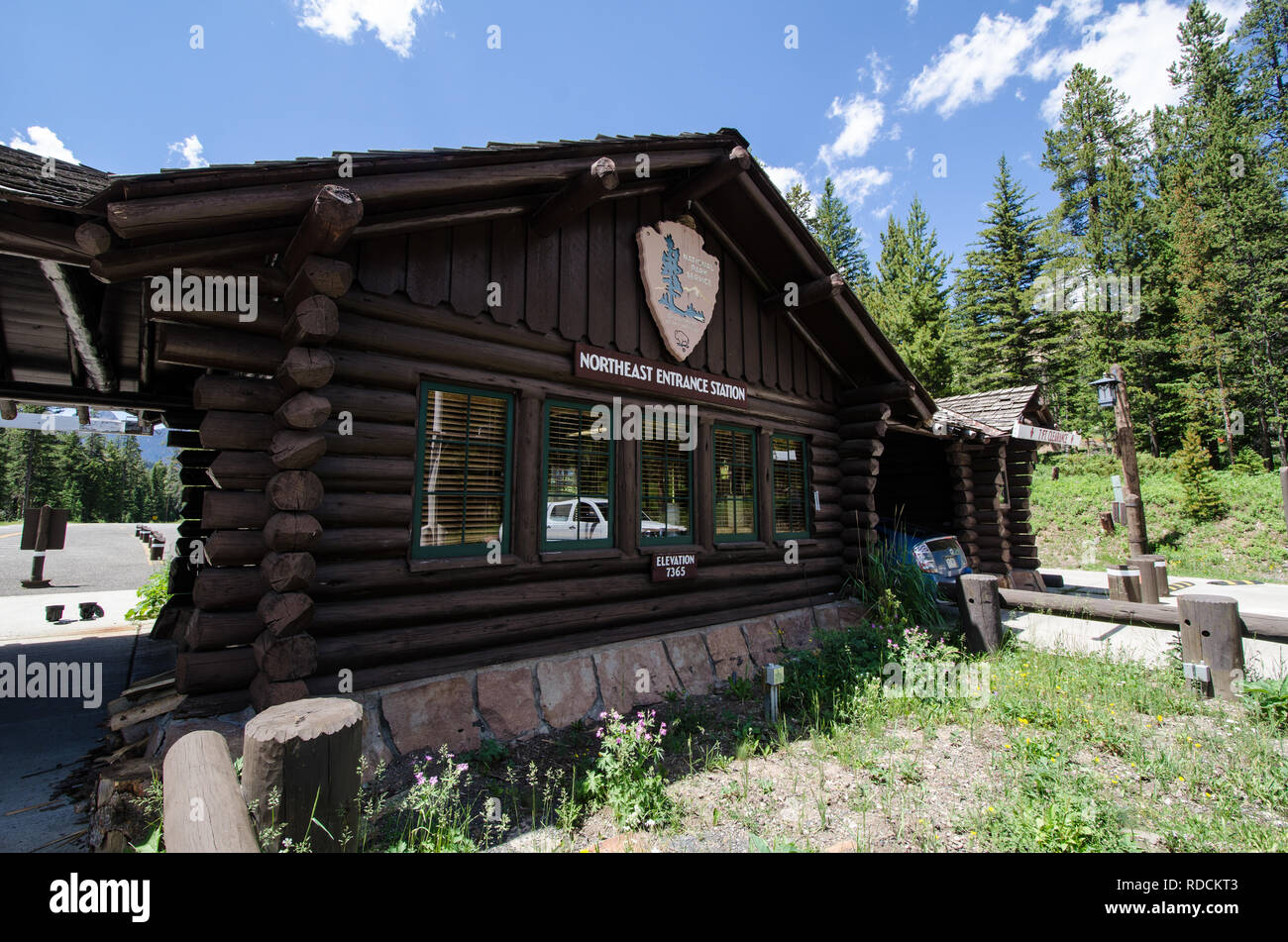 Northeast entrance yellowstone national park hi-res stock photography ...