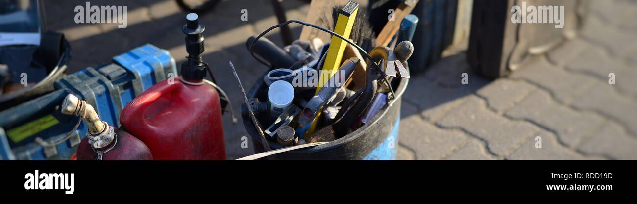 Hammer, Wasserwaage, Werkzeug Eimer mit Handwerkszeug - Textfreifläche rechts freier Platzhalter im Hintergrund Stock Photo