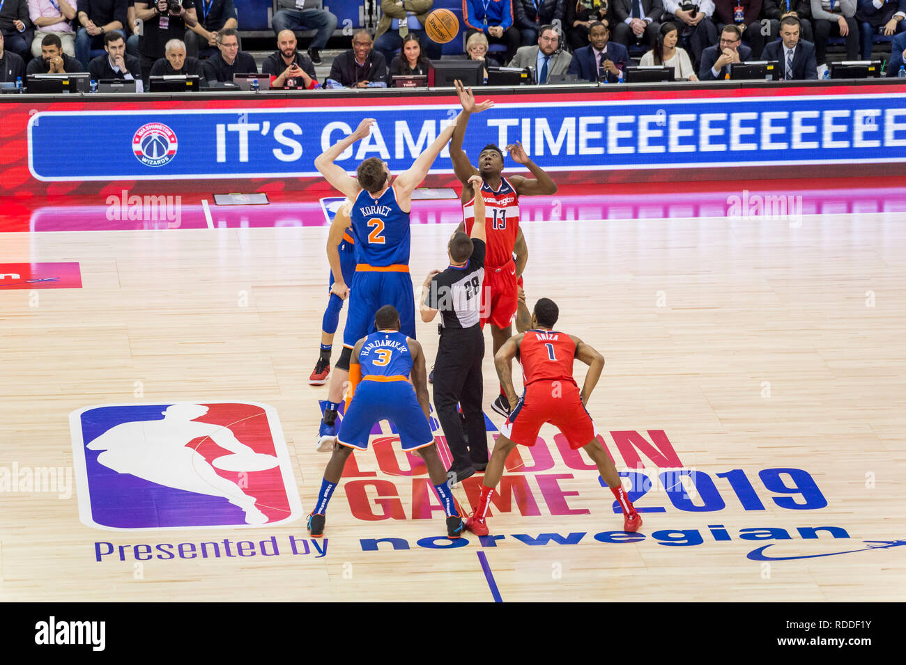 Londo , UK. 17 January 2019. Luke Kornet, Knicks' Forward-Center, No.2, and  Thomas Bryant, Wizards' Center, No.13, jump at the tip off at the start of  the NBA basketball game, NBA London