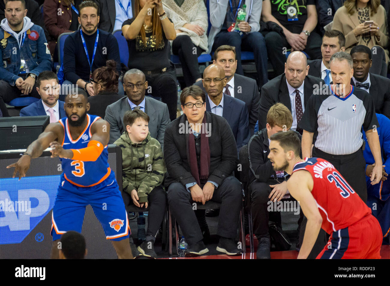 Londo , UK.  17 January 2019. Michael McIntyre (C) and his son Ossie watch an NBA basketball game, NBA London 2019, between Washington Wizards and New York Knicks at the O2 Arena.  Final score: Wizards 101 Knicks 100.  Credit: Stephen Chung / Alamy Live News Stock Photo