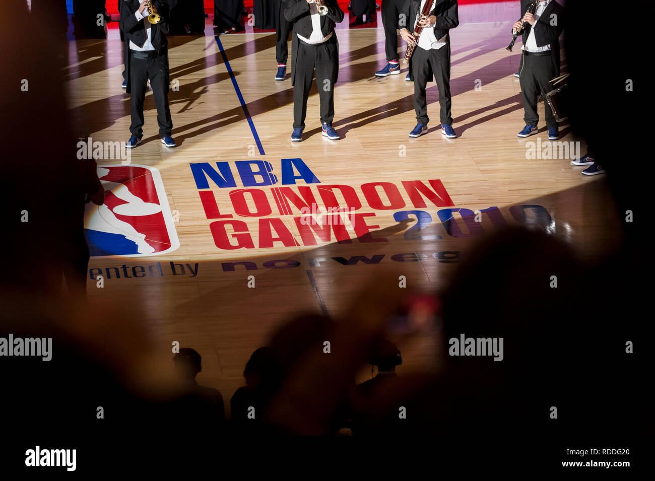 London, UK. 17 January 2019.  Pre-game anthem ahead of an NBA basketball game, NBA London 2019, between Washington Wizards and New York Knicks at the O2 Arena.  Final score: Wizards 101 Knicks 100.  Credit: Stephen Chung / Alamy Live News Stock Photo