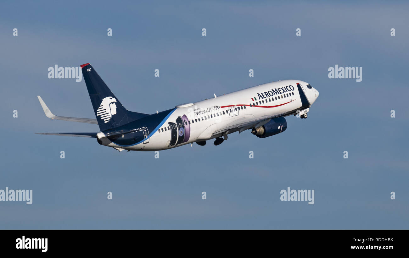 Richmond, British Columbia, Canada. 15th Jan, 2019. An Aeromexico Boeing 737-800 (N950AM) jet airliner airborne after take-off. Credit: Bayne Stanley/ZUMA Wire/Alamy Live News Stock Photo