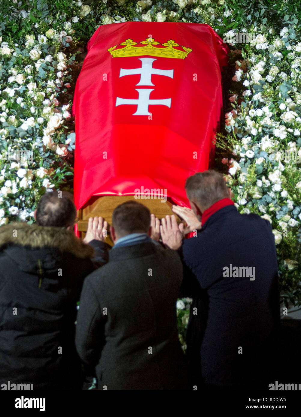 Gdansk, Poland. 17th January, 2019. The coffin of Pawel Adamowicz lays in the European Solidarity Centre as the public pass and give respects on January 17, 2019 in Gdansk, Poland  Pawel Adamowicz stabbed to death during a charity event on Sunday. Credit: East News sp. z o.o./Alamy Live News Stock Photo