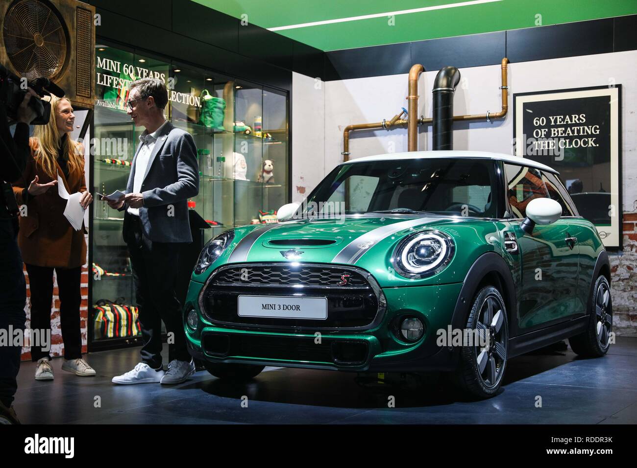 Brussels, Belgium. 18th Jan, 2019. Two journalists talk about the Mini ...