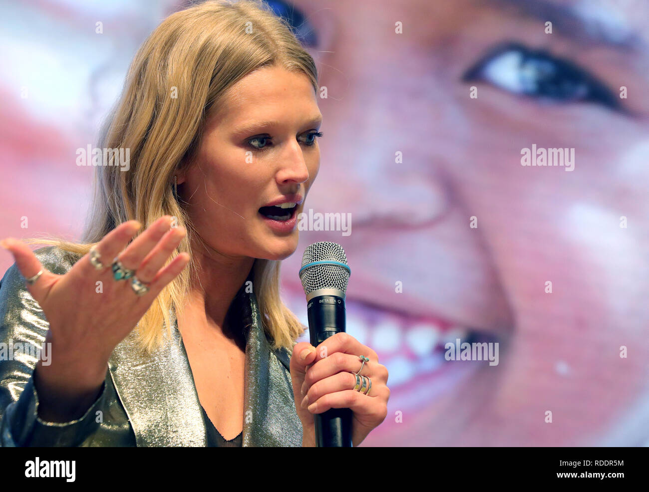 Berlin, Germany. 18th Jan, 2019. Photomodel Toni Garrn takes part in an event at the International Green Week under the motto: 'EINEWELT ohne Hunger ist möglich - mit fairem Einkauf und fairer Produktion' ('ONE World without Hunger is Possible - with Fair Shopping and Fair Production'). The fair for food, agriculture and horticulture took place for the first time in Berlin in 1926. The partner country this year is Finland. Credit: Wolfgang Kumm/dpa/Alamy Live News Stock Photo