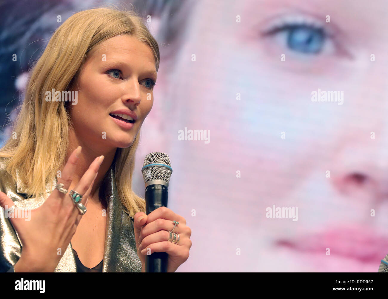 Berlin, Germany. 18th Jan, 2019. Photomodel Toni Garrn takes part in an event at the International Green Week under the motto: 'EINEWELT ohne Hunger ist möglich - mit fairem Einkauf und fairer Produktion' ('ONE World without Hunger is Possible - with Fair Shopping and Fair Production'). The fair for food, agriculture and horticulture took place for the first time in Berlin in 1926. The partner country this year is Finland. Credit: Wolfgang Kumm/dpa/Alamy Live News Stock Photo