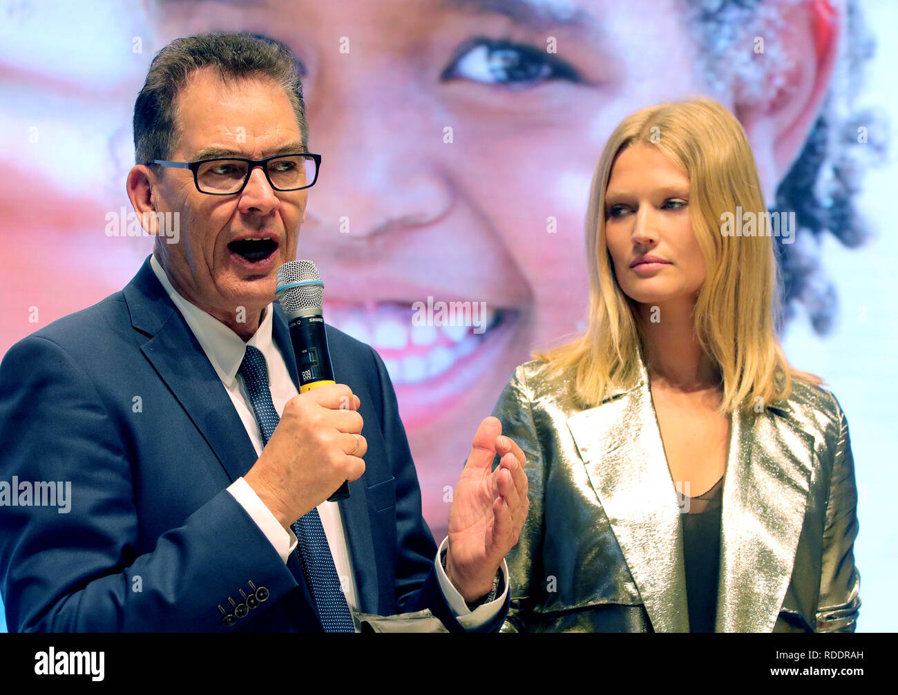 Berlin, Germany. 18th Jan, 2019. Gerd Müller (CSU), German Development Minister, and photo model Toni Garrn are taking part in an event at the International Green Week under the motto: 'EINEWELT ohne Hunger ist möglich - mit fairem Einkauf und fairer Produktion' ('ONE World without Hunger is Possible - with Fair Shopping and Fair Production'). The Fair for Food, Agriculture and Horticulture (18-27 January) took place for the first time in Berlin in 1926. The partner country this year is Finland. Credit: Wolfgang Kumm/dpa/Alamy Live News Stock Photo
