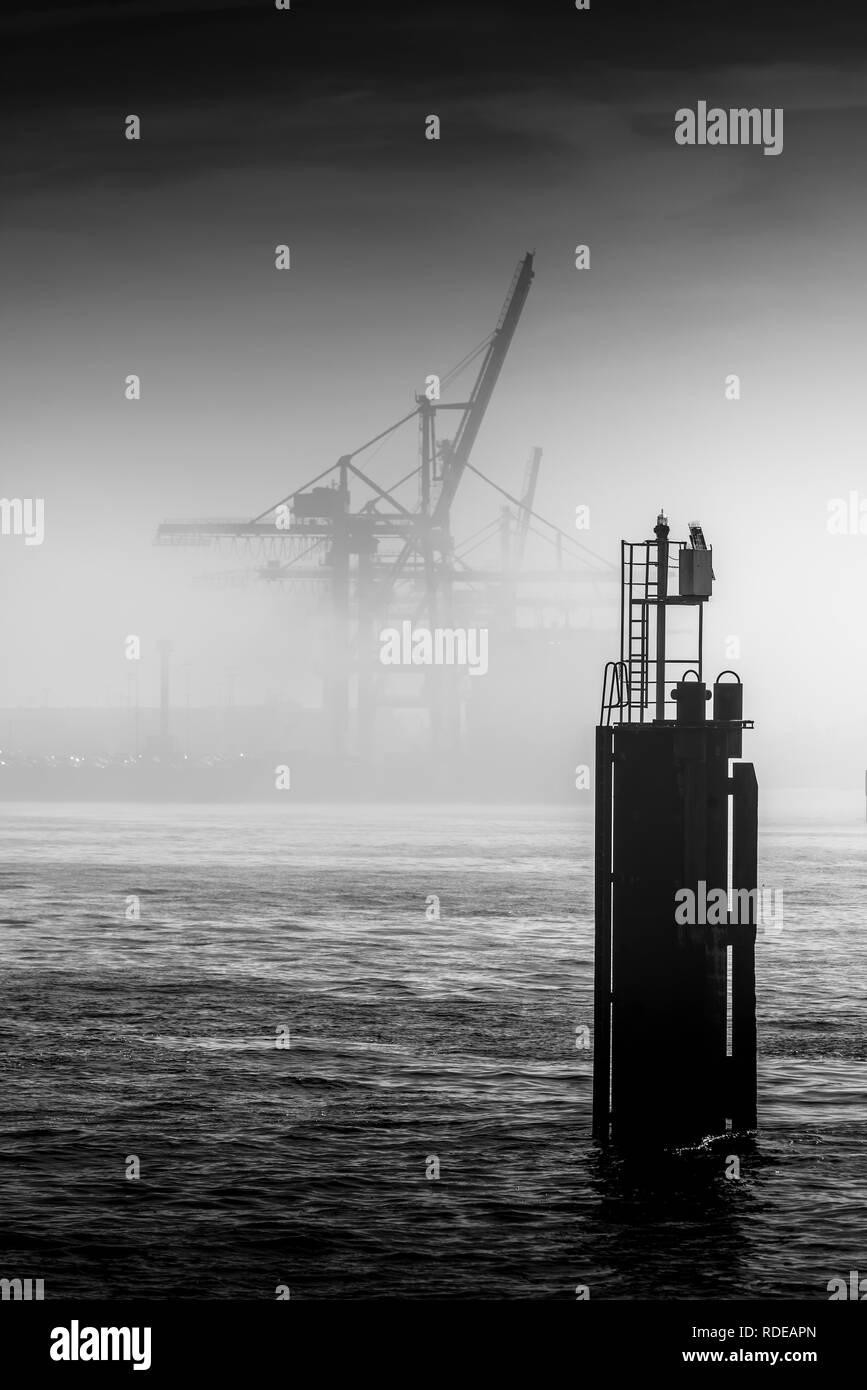 Deutschland, Hamburg, Elbe, Hafen, Nebel Stock Photo