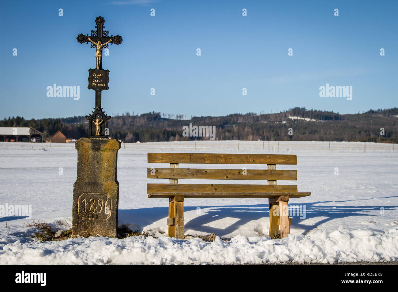 Waldviertel, Marterl (wayside cross) Reinprechts Weitra, hiking in the snow on a sunny winter day Stock Photo