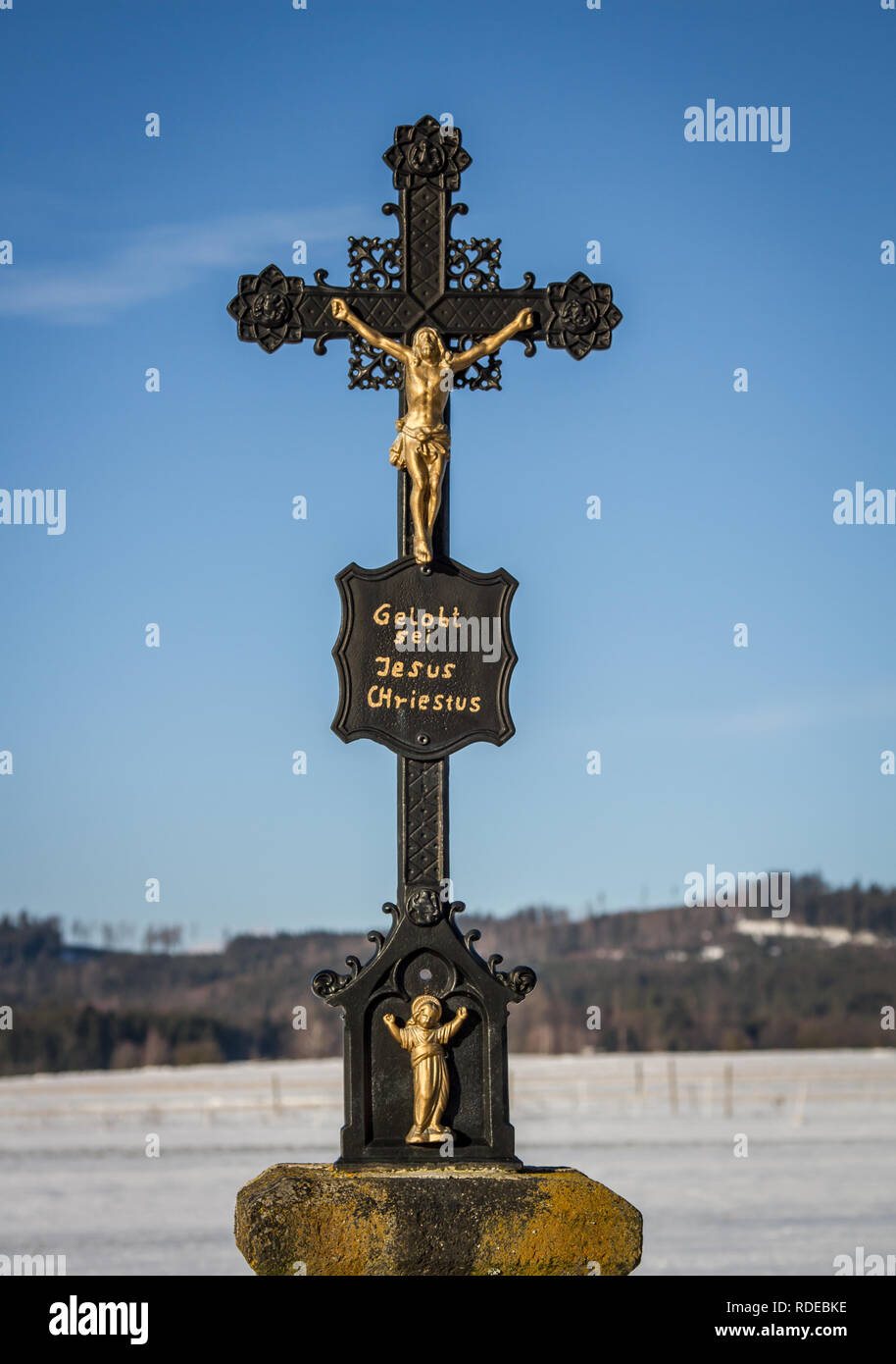 Waldviertel, Marterl (wayside cross) Reinprechts Weitra, hiking in the snow on a sunny winter day Stock Photo